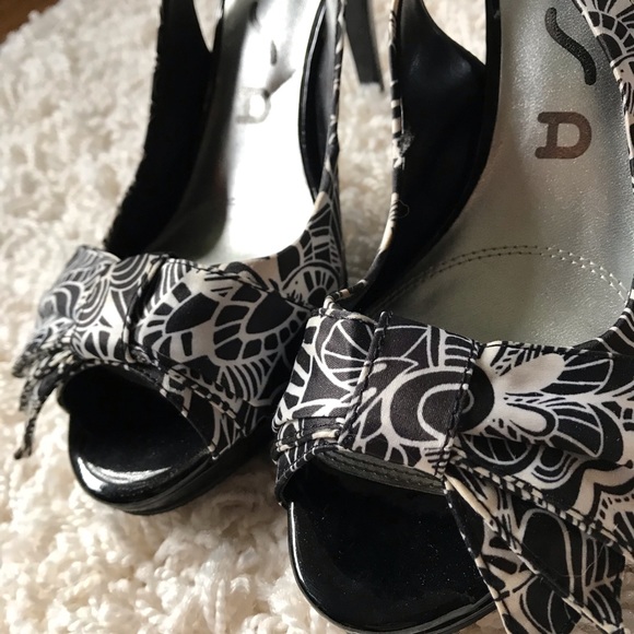 Unisa | Satin B&W Peep Toe Heels | Size 8 - Picture 5 of 6